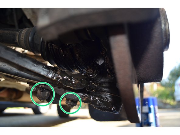 Placez votre clé munie d'une douille de 16mm sous la rotule.