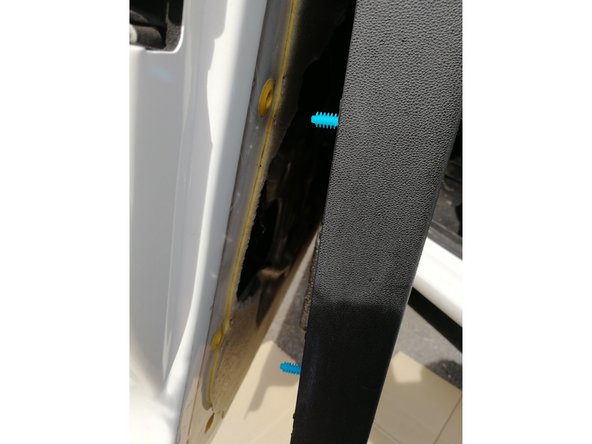 Positionner les rivets devant leur emplacement en mettant des claques sèches avec la main. La garniture va se positionner dans son emplacement d'origine.