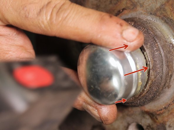 Reposez le capuchon en tapant dessus à l'aide d'un marteau si vous ne possédez pas la cloche spécial qui évite ça déformation