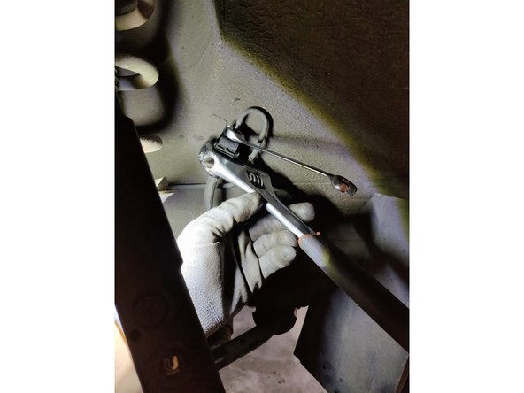 Avec une autre clef, empêcher le contre écrou de tourner