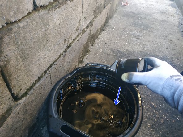 finir de dévisser à la main et retirer le filtre