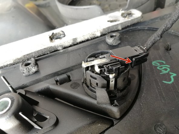 Soulevez l'embout d'accroche pour débrancher la prise du haut parleur.