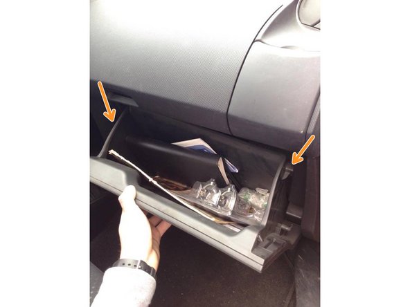 Appuyez fortement sur la boite à gant puis fermez la boite à gant pour que les clips se mettent en place.