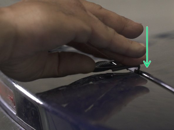 Placer les crochets dans les rainure du hayon