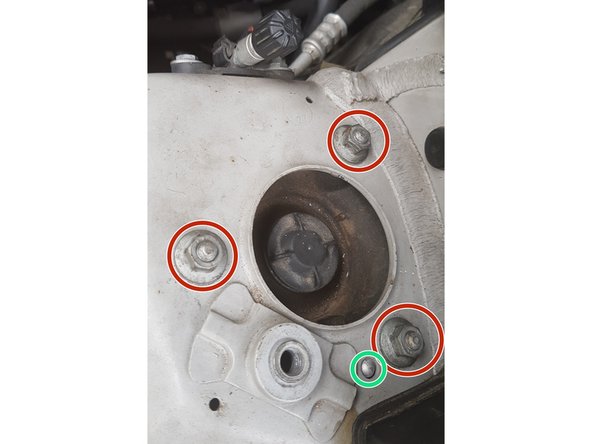 Avec une douille de 13mm retirez les 3 vis.