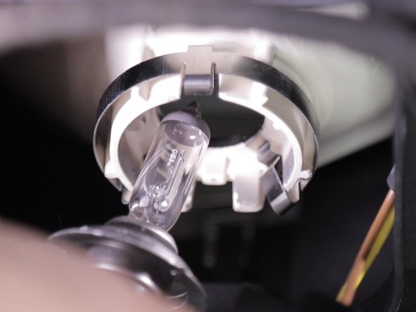 Ne pas toucher l'ampoule avec ses doigts, l'ampoule est très fragile