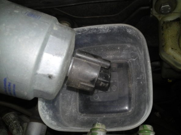 Mettre le petit bac en dessous et dévisser le détecteur d'eau à la main et seulement à la force des doigts car c'est une pièce fragile.(2ème photo pièce en noir sur le dessous) Au remontage ne serrer qu'avec la force des doigts et ne pas oublier la rondelle en caoutchouc.