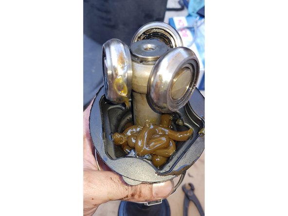 Ne soyez pas trop avare sur la graisse! Videz le tube qui est fourni.