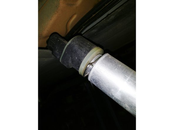 A l'aide d'un tournevis, défaire l'agrafe du filtre