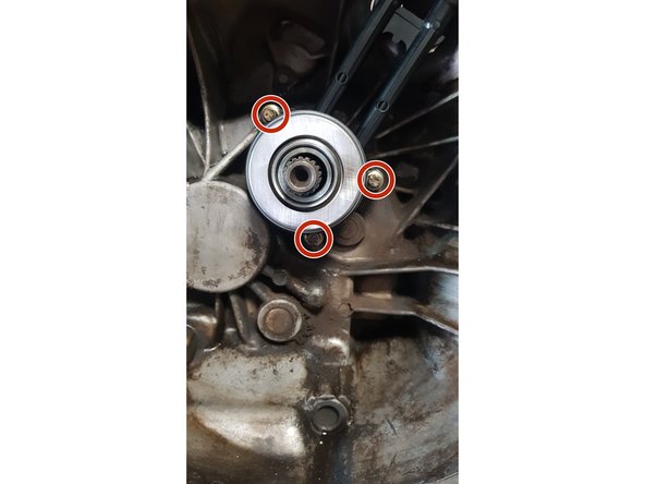 Fixez la butée neuve sur la boîte en vissant les 3 vis.