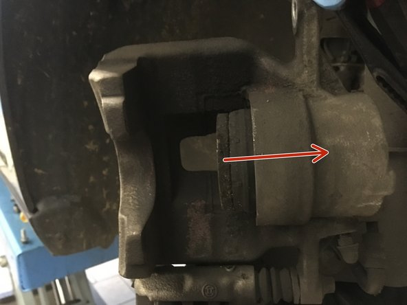 Ouvrez le bouchon du réservoir de liquide de frein