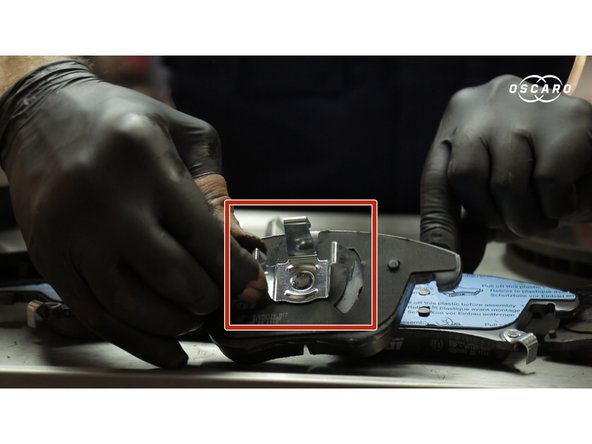 Les plaquettes équipé de clips au dos se placent dans le piston