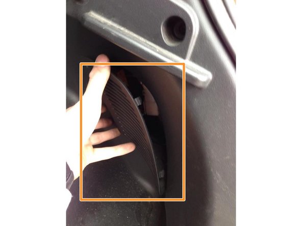 Vous pouvez ensuite remettre le cache du phare arrière en respectant son sens, puis appuyez fortement dessus pour le clipser entièrement.