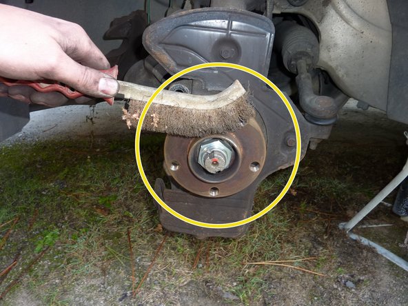 Nettoyer le moyeu à l'aide d'une brosse métallique.