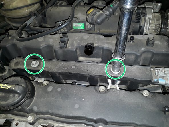 Dévisser la rampe de bobine à l'aide d'un clé de 10