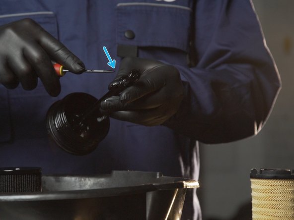 Retirer le second joins présent sur le haut de la tige de la cloche, toujours à l'aide d'un tournevis plat