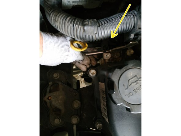 dévisser la vis de maintien du déphaseur, clé de 10mm