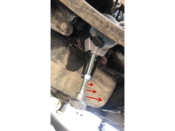 Placer la cle sur le filtre et desserer le