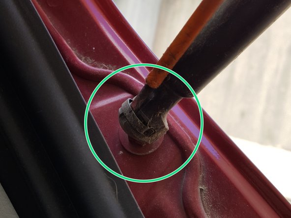 Glisser un tournevis plat sous le clips pour le soulever puis l'extraire.