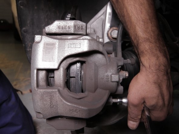 Dévisser les vis colonnettes à l'aide d'un cliquet et d'une douille allen de 7