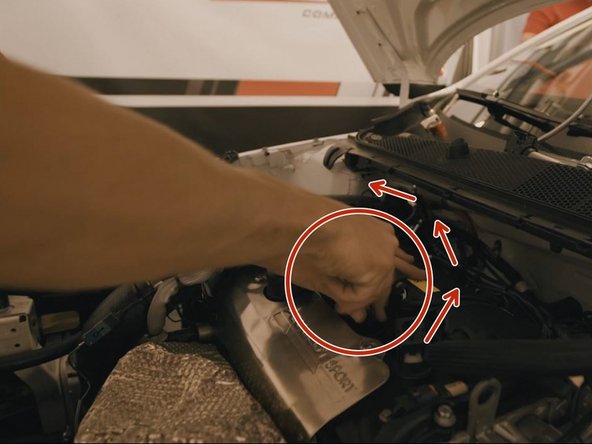 Finir de dévisser la bougie à la main avec la clé à douille