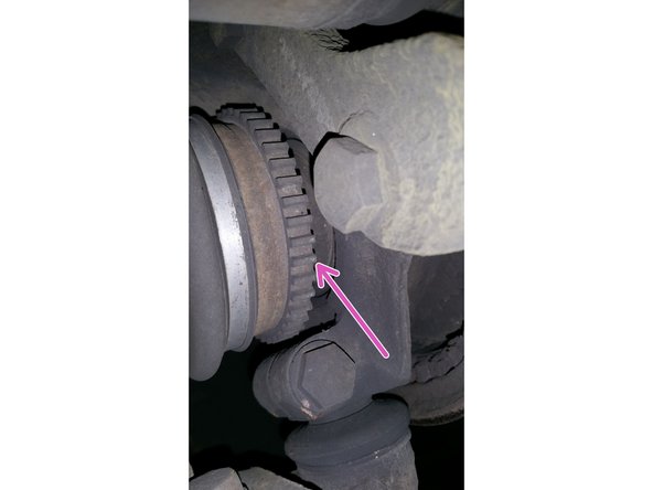 2- Vérifier qu'il y a bien la bague abs, en 22 ou 44 dents suivant votre voiture (flèche rouge sur les photos)