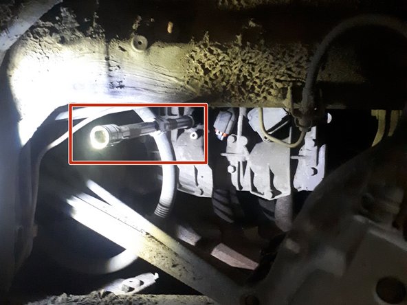 Insérer la clef à bougie (16mm) dans l'emplacement de la bobine. Vous pouvez ajoutez 1 ou 2 rallonges pour plus de facilité