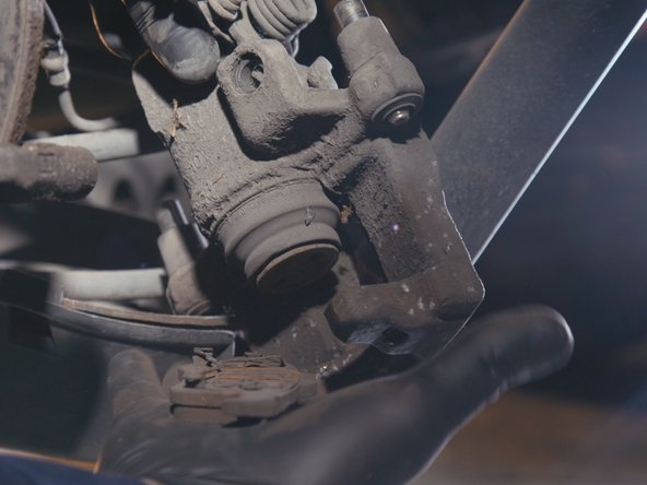 La plaquette est maintenue grâce à des ressorts où le piston viens se loger en glissant la plaquette