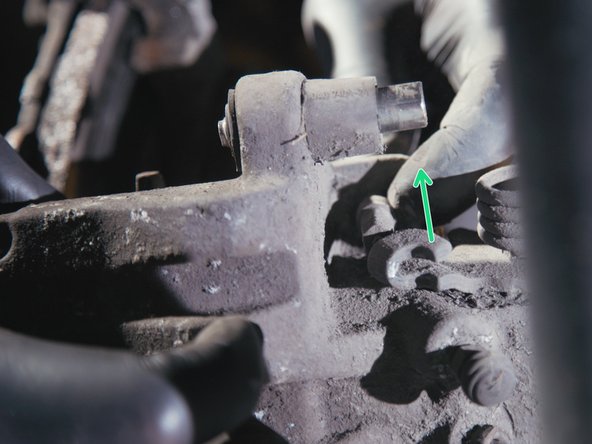 Retirer l'étrier de frein tout en tirant sur le câble de frein à main pour le dissocier de l'étrier