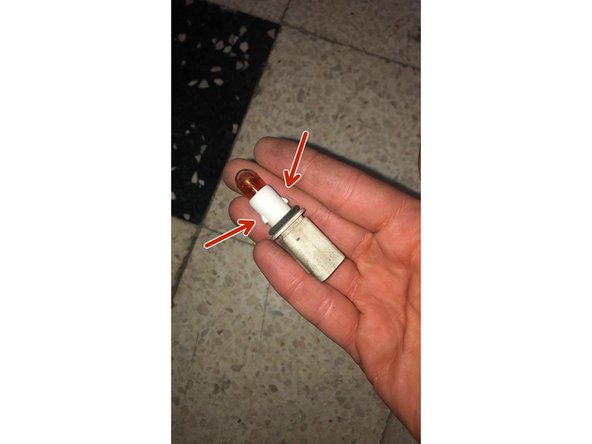 Revissez le support dans le clignotant d'un quart de tour