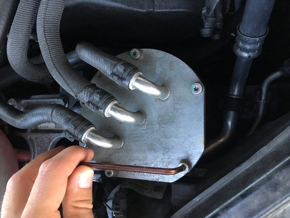 On commence donc à démonter le couvercle en dévissant les 5 vis Torx présentes sur celui-ci, et on peut alors séparer le couvercle du reste du réservoir.