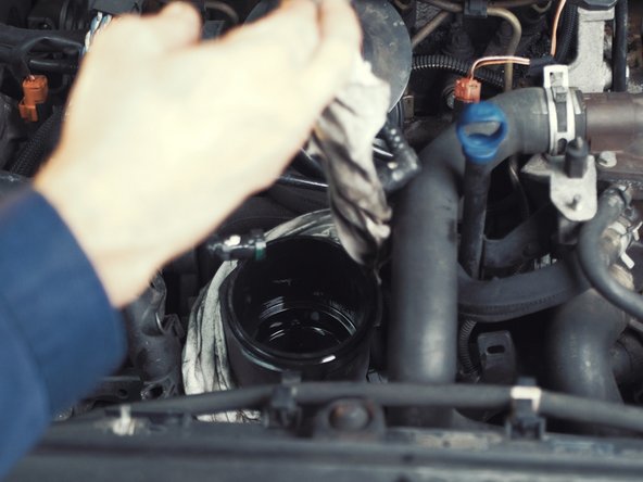 
Apply brake cleaner to the tank and wipe it with a cloth.
