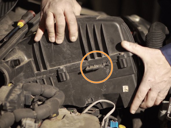 Un papillon est sensé être présent pour retenir la boite à air mais celui-ci a disparu au fil du temps