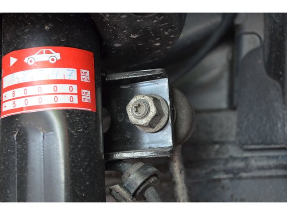 Elle est maintenue par 2 écrous de 16mm.