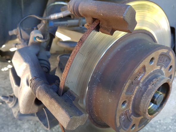 
Attach the stirrup, it must not rest on its hose.
