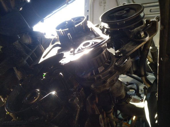 Déplacer légèrement la plaque arrière afin de pouvoir déposer la pompe à eau