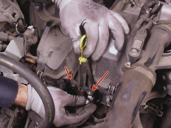 Écarter  le support de la jauge à huile