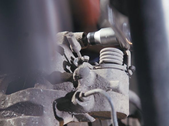 Répéter la même opération sur le haut de l'étrier