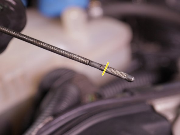 Vérifier le niveau d'huile moteur sur la jauge