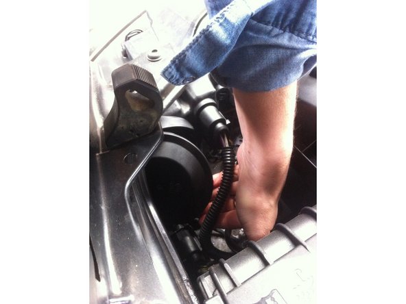 Retirez le couvercle sur le bloc de feux comme sur la photo.