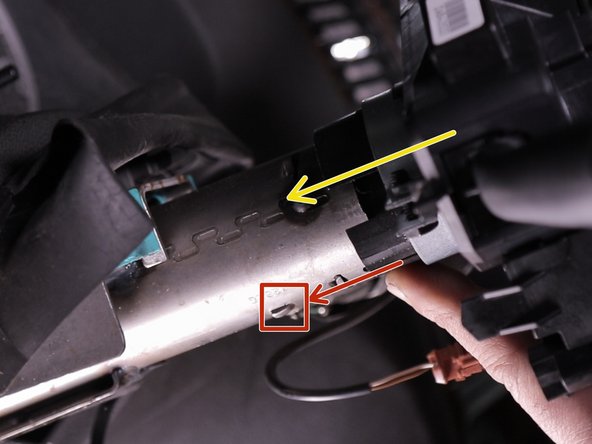 Placer le comodo en guidant les languettes sur les guides