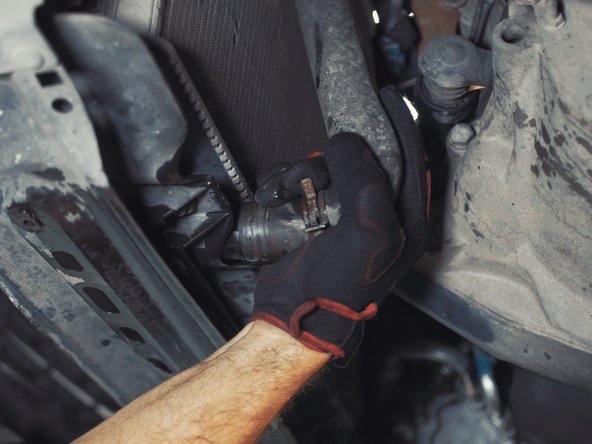 Emboiter la durite du radiateur à la main