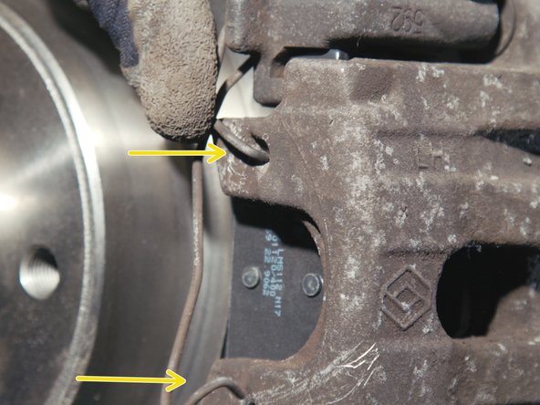 Replacer le ressort de l'étrier en commençant par un côté, puis l'autre