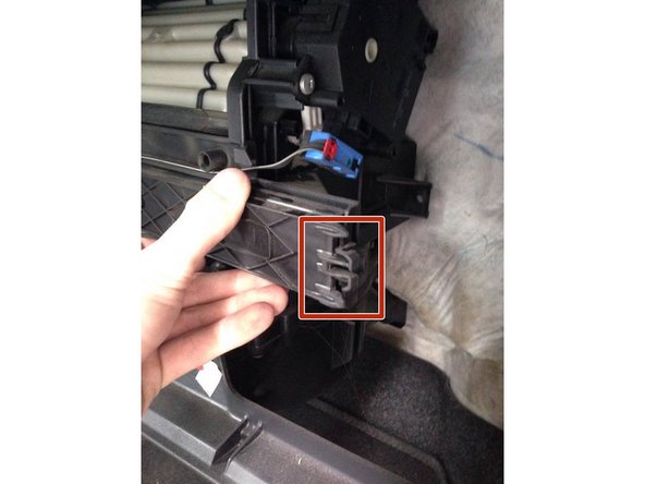 Replacez le cache du filtre à pollen puis appuyez fortement sur le clips pour qu'il ne bouge plus.