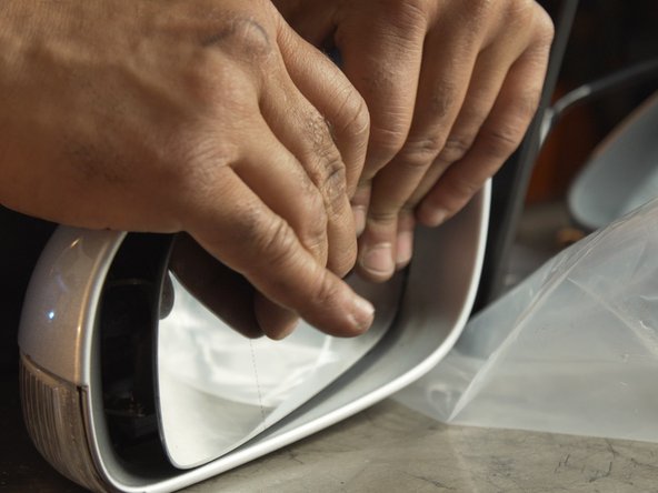 Presser le miroir jusqu'à le clipser