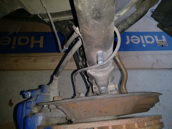 Pour la vis et son écrou il faut une clé à douille et une clé à œil.