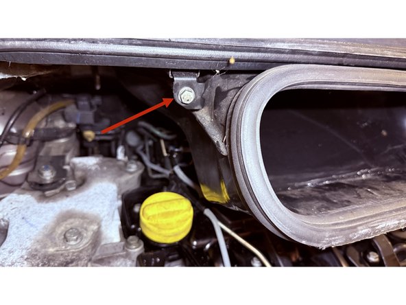 Retirer les deux vis de chaque côté du conduit qui accueille le filtre d'habitable. Attention: les deux vis n'ont pas la même taille