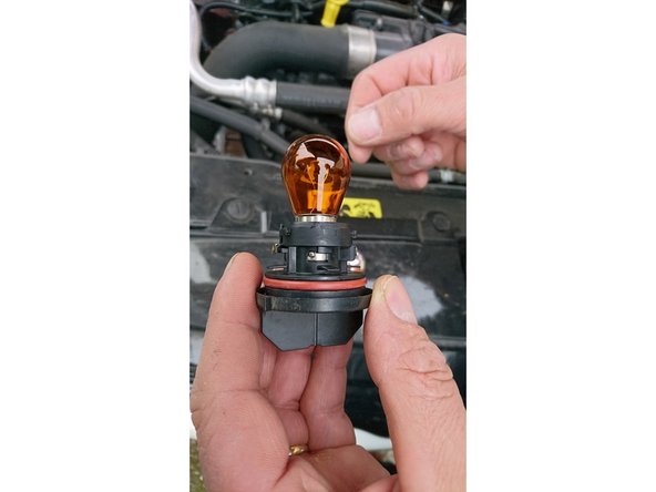 Remonter l'ampoule neuve sur son support