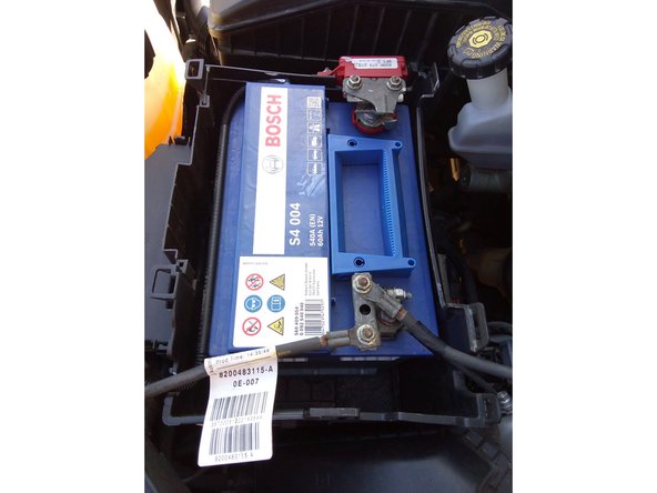 branchez en premier la cosse « + » du câble rouge à la borne positive (+) de la batterie; –