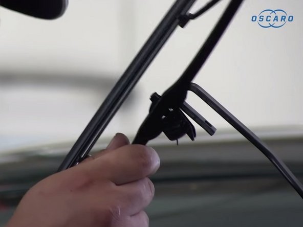 Insérer le balai d’essuie-glace sur le bras puis le clipser